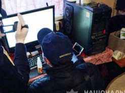 Украл и продавал персональные данные миллионов людей: на Буковине задержали юного хакера