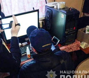 Украл и продавал персональные данные миллионов людей: на Буковине задержали юного хакера