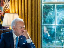 Именную ручку Джо Байдена продали на аукционе за 600 тысяч грн (фото)