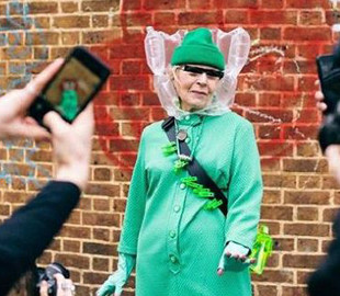 Блогери розіграли фешн-фотографів, видавши бабцю за ікону стилю