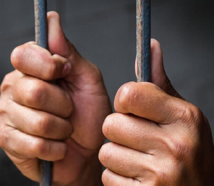 У Києві чоловік 8 місяців ґвалтував свою 16-річну падчерку і погрожував продати її інтимні фото в мережі