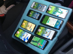 Полицейские остановили водителя, ловившего покемонов на 8 телефонов