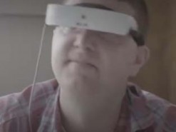 Почти слепой американец увидел свою свадьбу 15 лет спустя с помощью современных технологий