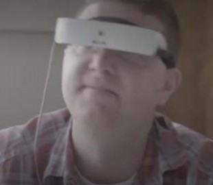 Почти слепой американец увидел свою свадьбу 15 лет спустя с помощью современных технологий