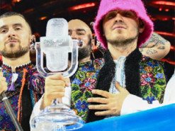 Вперше в історії продано кубок Євробачення: Kalush Orchestra зібрали гроші на потреби ЗСУ