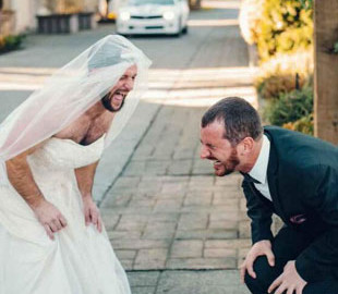 Сюрприз: друг оригинально разыграл жениха на свадьбе