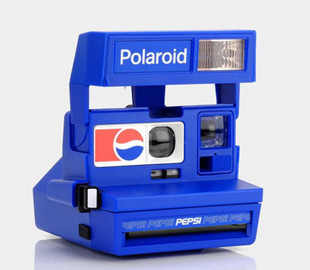 Моментальная камера Polaroid вышла в фирменной расцветке Pepsi