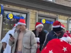 По центру Днепра бегали полуголые Деды Морозы