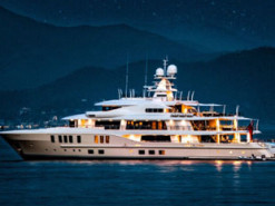 У Дмитра Медведєва знайшли шикарну яхту "Всесвіт", яку він ховає в Сочі