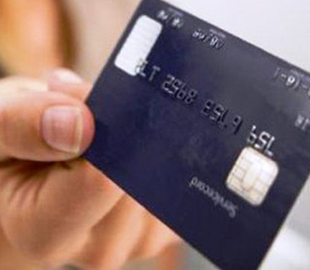 Волинянка «обчистила» картки чоловіка, який запропонував їй допомогу