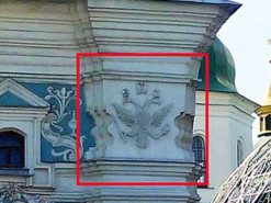 Двоголовий орел у центрі Києва: чому не прибирають ворожий символ зі святинь