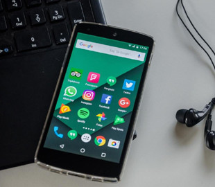 Чому не варто класти телефон екраном догори: 4 причини