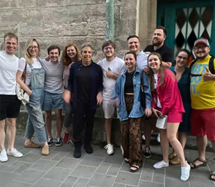 В мережі жартують, що Бен Стіллер прилетів до Львову скуштувати круасани