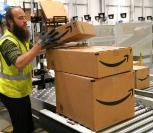 Amazon повышает оплату работникам склада в 2 раза