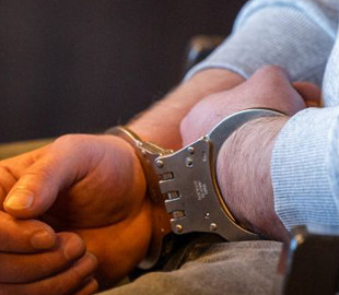 Продавав підроблені водійські права: ДБР викрило правоохоронця на інтернет-схемі