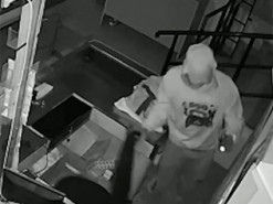 На Киевщине по горячим следам задержали мародера-рецидивиста. Момент кражи попал на видео
