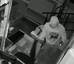 На Киевщине по горячим следам задержали мародера-рецидивиста. Момент кражи попал на видео