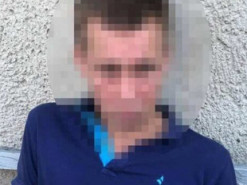 Черкащанин штовхнув пенсіонера та відібрав у нього мобільний телефон