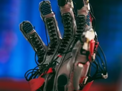 Метавселенная становится ближе: компания Цукерберга показала перчатки виртуальной реальности