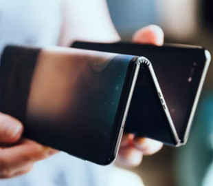 Показаны прототипы складных и сворачиваемых телефонов