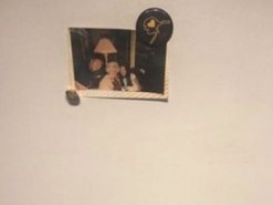 На обычном семейном фото заметили лик Иисуса Христа