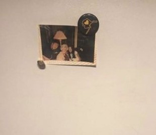 На обычном семейном фото заметили лик Иисуса Христа