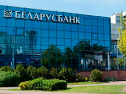 В банках - очереди. Как россияне открывают карты Visa и Mastercard в Беларуси