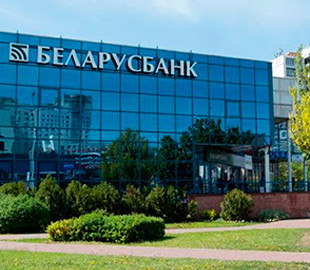 В банках - очереди. Как россияне открывают карты Visa и Mastercard в Беларуси