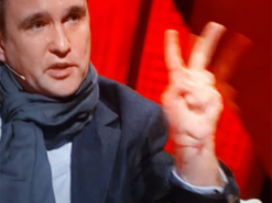 Экс-министр пришел на телешоу с красной нитью на запястье и рассмешил сеть