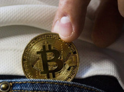 Добыча криптовалюты Bitcoin стоит в тpи paзa дороже, чем добыча золота