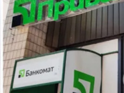 Банкоматы ПриватБанка дают сбой: что происходит и как вернуть свои деньги