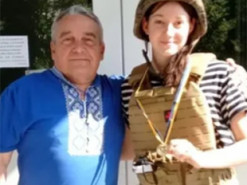 В бронежилете и каске: в Харькове выпускнице вручили золотую медаль на пороге обстрелянной школы. Фото