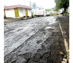 Бруд, сморід і ніякого прибирання: киянина обурив стан вулиці у центрі міста