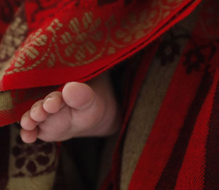 Ударила по голові та кинула до колодязя: на Житомирщині мати позбулася немовляти