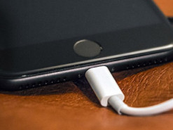 Apple размышляет над тем, чтобы убрать кабель для зарядки из комплекта будущих iPhone