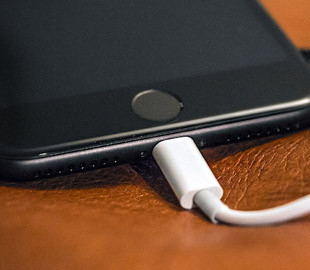 Apple размышляет над тем, чтобы убрать кабель для зарядки из комплекта будущих iPhone