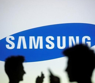 Samsung размышляет над смартфоном с необычным экранным вырезом для селфи-камеры