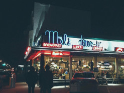 Маск пообещал зарядную ретро-станцию с кино и рестораном