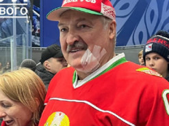 Лукашенку зацідили в обличчя під час хокейного матчу