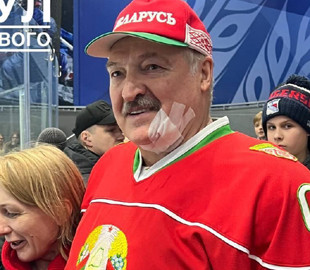 Лукашенку зацідили в обличчя під час хокейного матчу