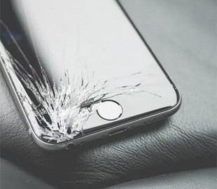 Чи можна користуватися телефоном із розбитим екраном: названі небезпечні наслідки