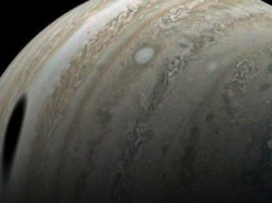 Тень на Юпитере и самое холодное место на Ганимеде: аппарат "Юнона" прислал новые данные