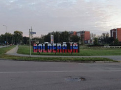 У столиці Латвії вандали розфарбували вказівник у кольори російського прапора