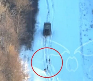 Солдатам ЗС РФ довелося пішки наздоганяти по снігу вантажівку, що їх кинула