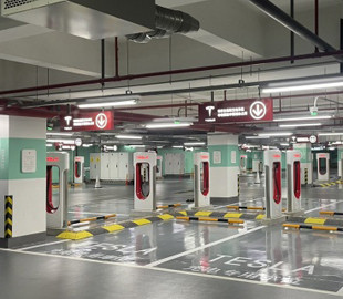 Tesla открыла самую большую в мире станцию зарядки