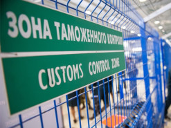 Таможенник год продавал информацию о въезде автомобилей в Украину