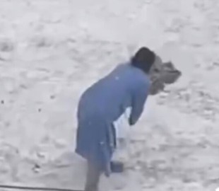 "Просто моет снег": в Киеве сняли на камеру, как двор чистят шваброй