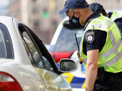 Кияни почали повідомляти патрульним про «закладників» через чат-бот