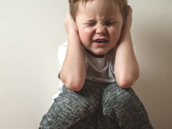 Дитячий психолог розповіла, як заспокоїти дітей під час сирен