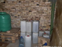 Мужчина разливал «левую» водку у себя в гараже и продавал через интернет